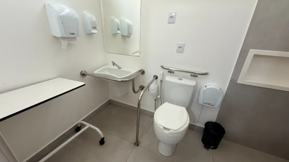 Banheiro adaptado para idosos com barras de apoio e piso antiderrapante no Residencial Veneza
