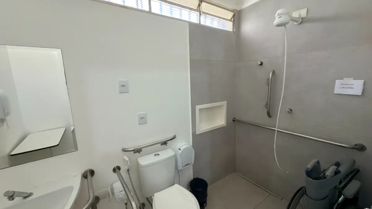 Banheiro com chuveiro e barras de segurança para idosos no Residencial Veneza,