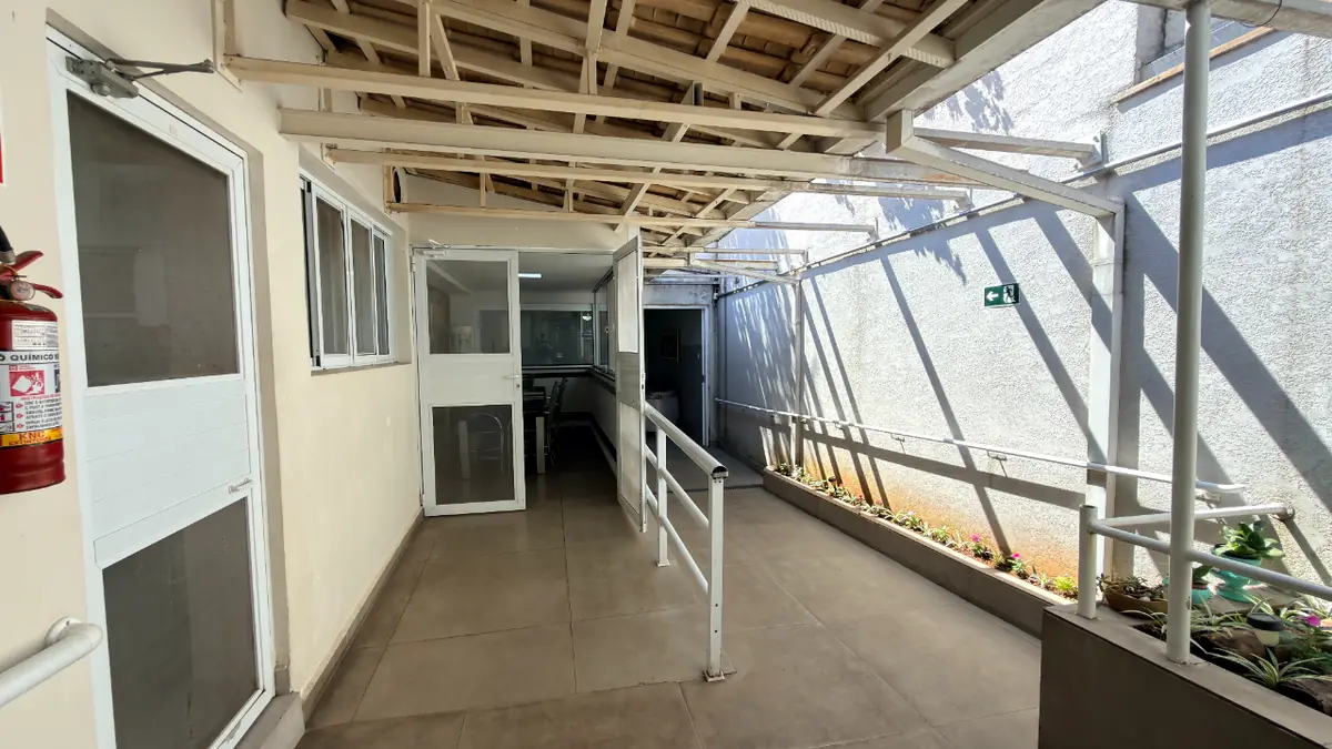 Corredor com rampa e corrimão para acessibilidade de idosos no Residencial Veneza