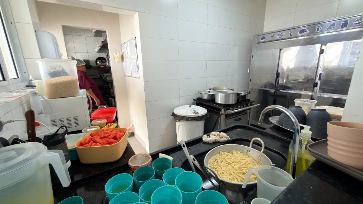 Cozinha do Residencial Veneza com preparo de refeições balanceadas para idosos