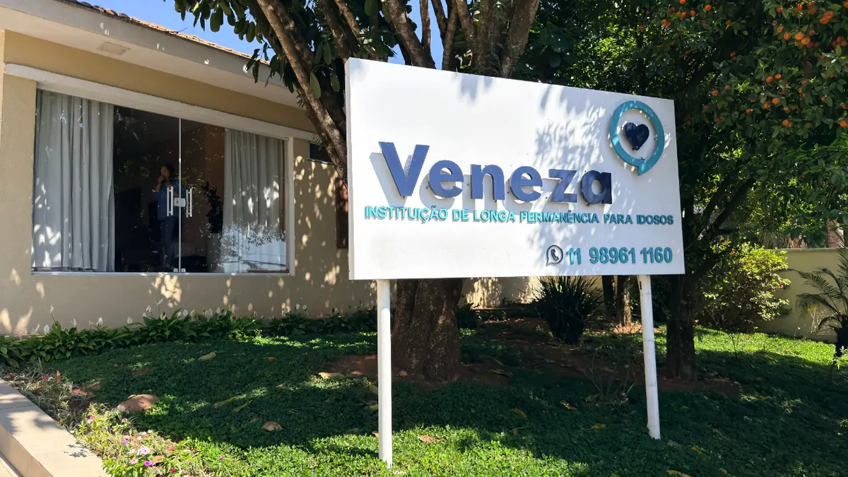 Fachada e placa do Residencial Veneza, instituição de longa permanência para idosos no