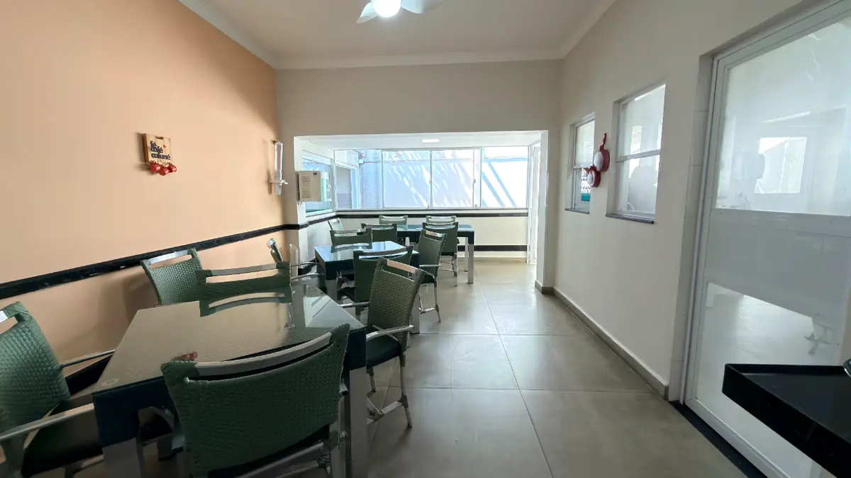 Refeitório iluminado com mesas e cadeiras estofadas no Residencial Veneza, casa de repouso em SP