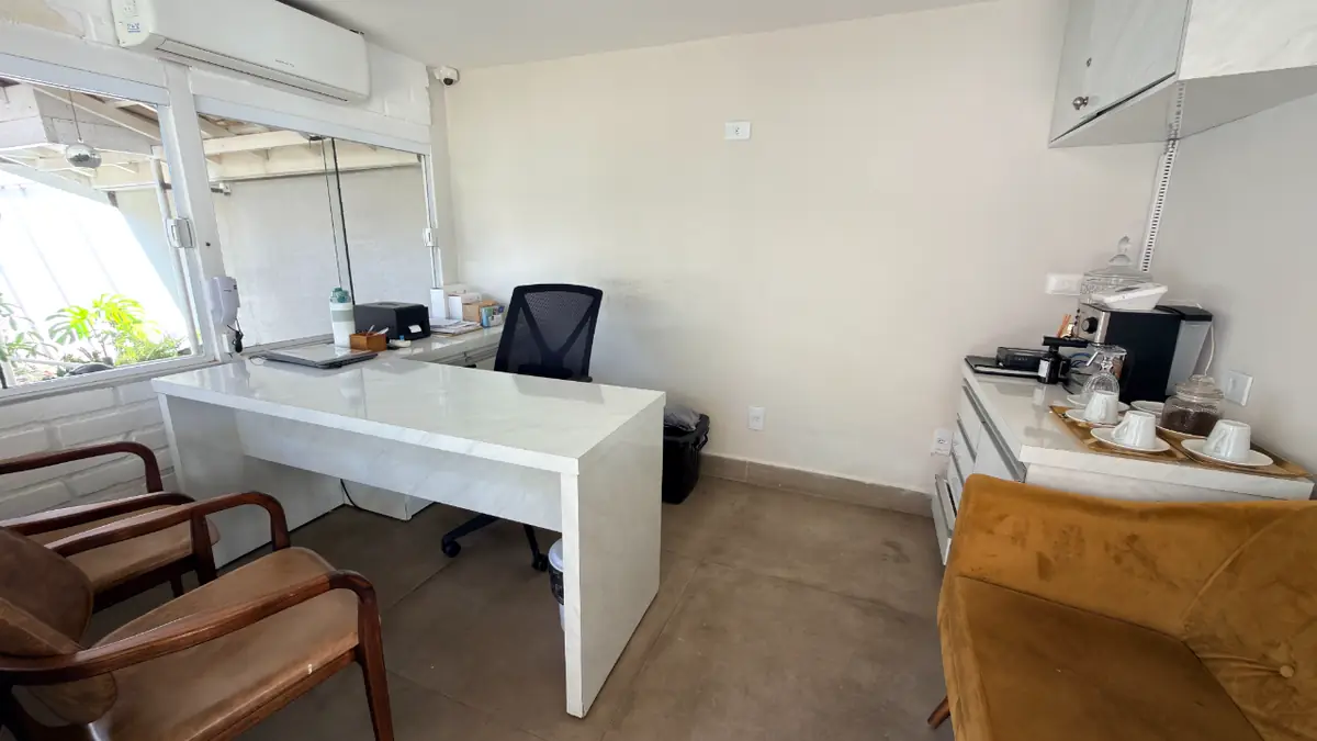 Sala de atendimento com mesa e cadeiras da administração do Residencial Veneza